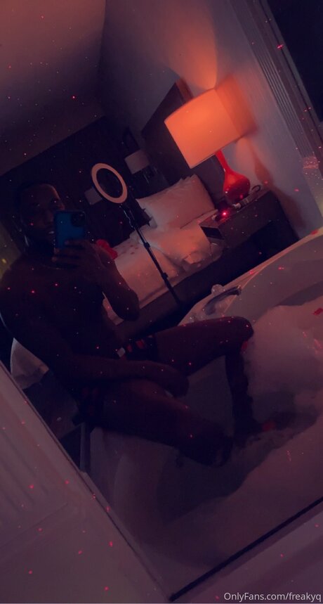 Freakyq erotic model image