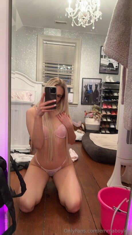 Emmbellaxo nude actress img