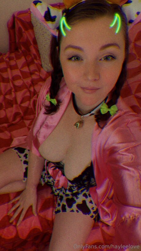 Hayleelove erotic model img