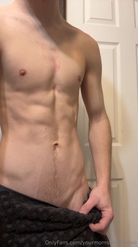 Yourmomsfavoriteboi hot model image