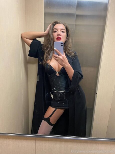 Angellllozozo pornstar naked pics