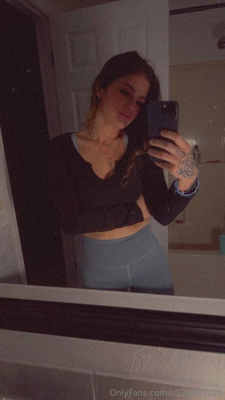 U132384226 erotic model picture