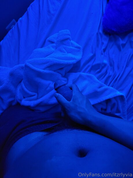 Cynvya naked model image