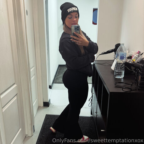 Sweettemptationxox nudes star pics