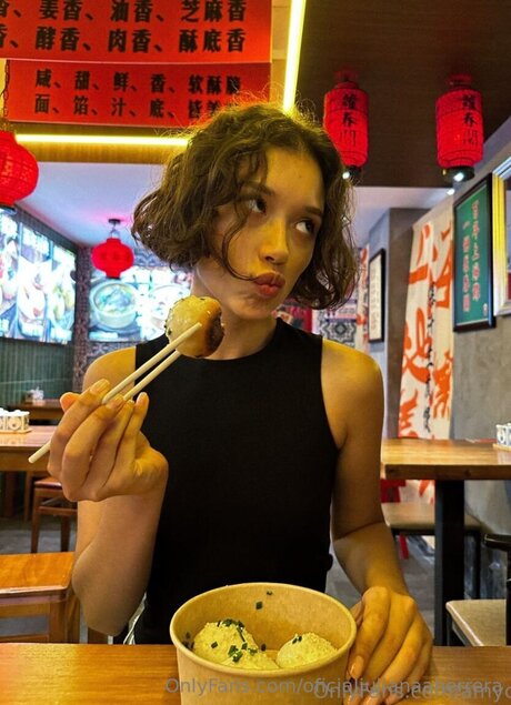 Oficialjulianaaherrera porn model photo