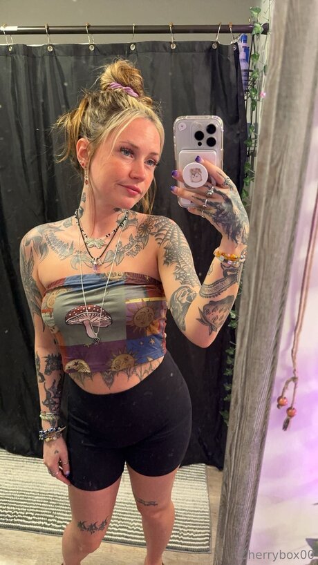 Cherrycream0 naked model photo