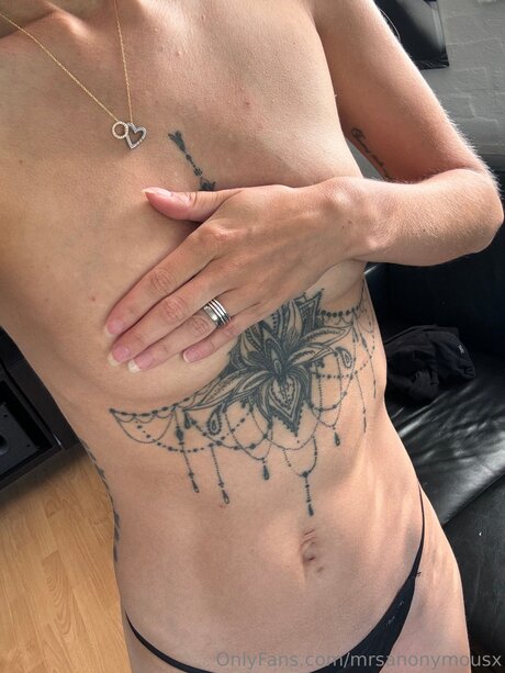 Mrsanonymousx model sexy pic