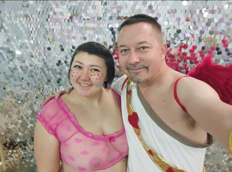 Mnmassager model naked picture