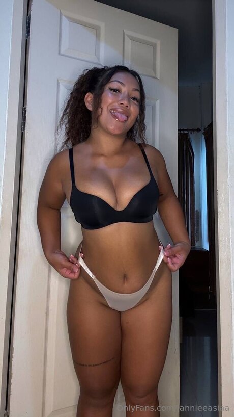 Jannieeasiaa sexy pornstar pics