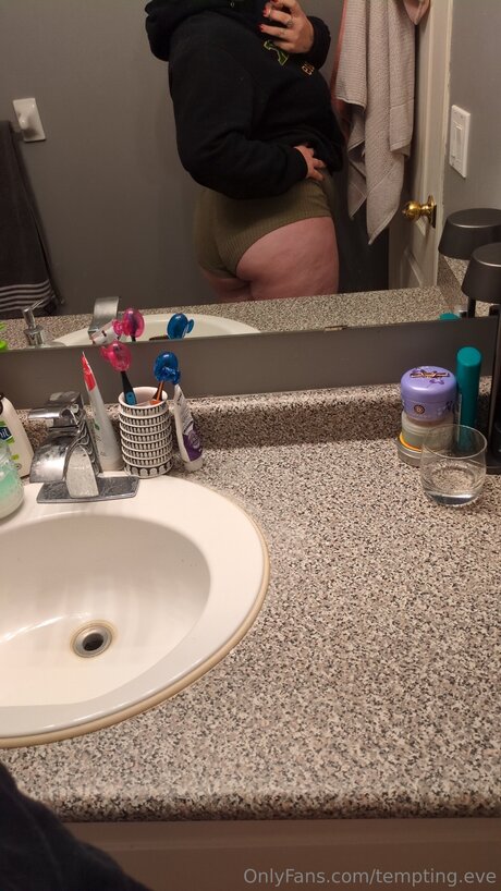 Tempting Eve erotic star photos