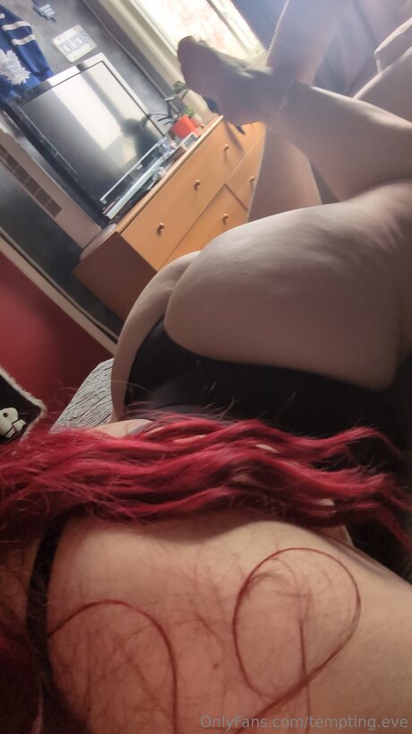 Tempting Eve nude actress pictures