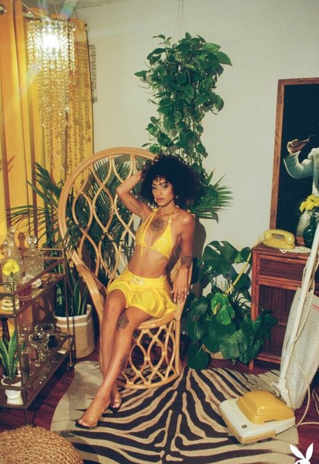 Sunnibytch star hot picture