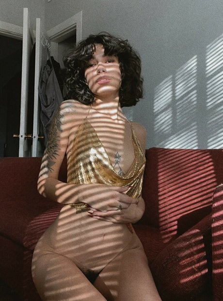 Itshades model beautiful photo