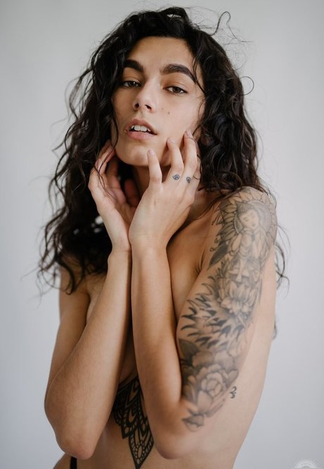 Itshades nude star photo