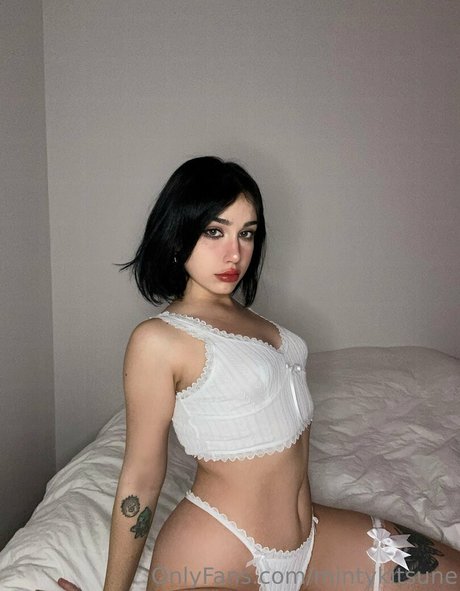 Minty Kitsune model pretty photos