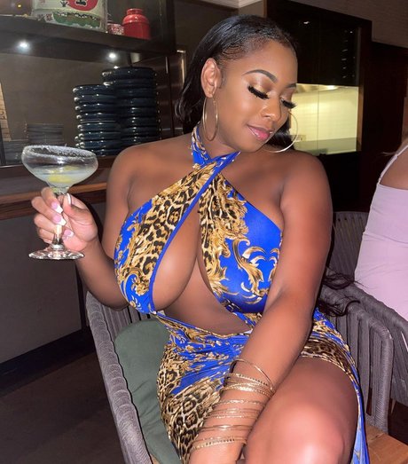 Dinnelle hot model pics