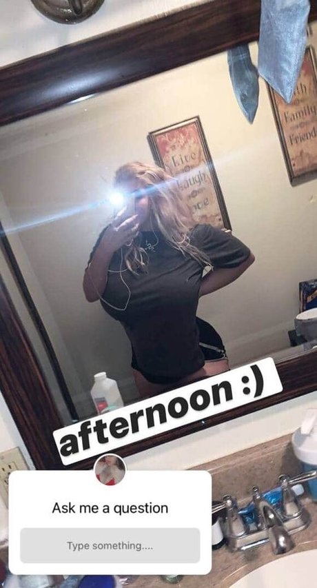 Chewywaifu naked actress photo