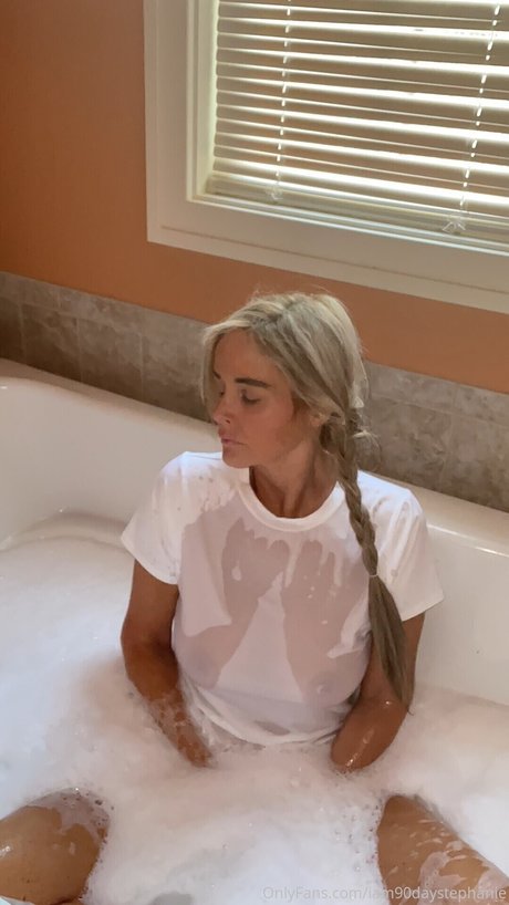 Stephanie Davison exclusive star image