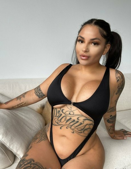 BIG BOOTY LATINA model art picture