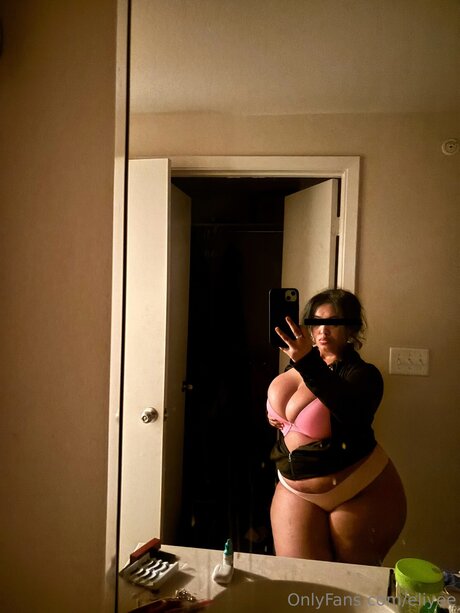 Eliyee star sexy photos