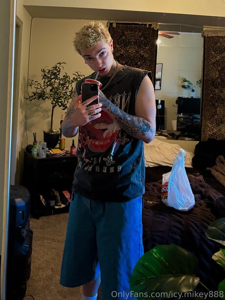 Icy Mikey888 model nudes images