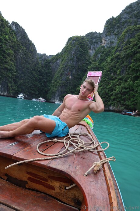 Leo Gym naked star pictures