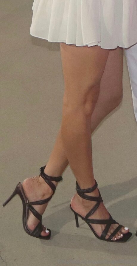 Paintingwithtoes model free img