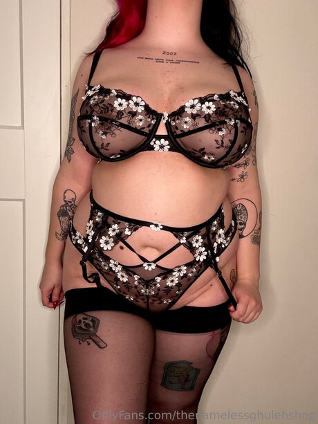 Thenamelessghulehshop model top img