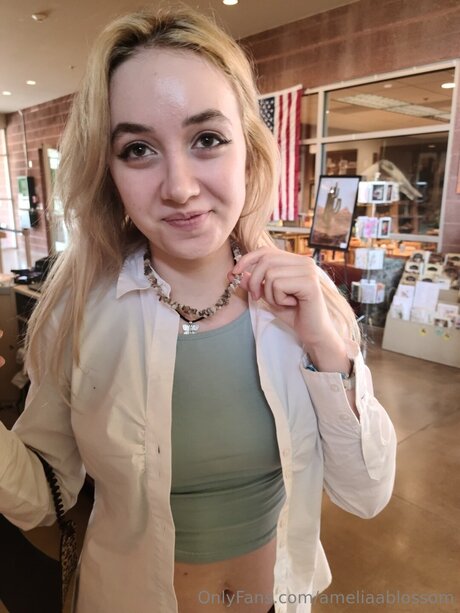 Ameliaablossom model perfect pic