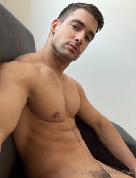 Blondekingfree model free photo