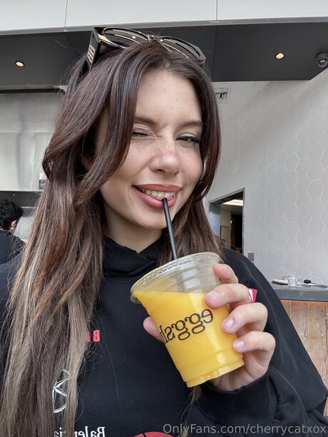Cherrycatxox top model picture