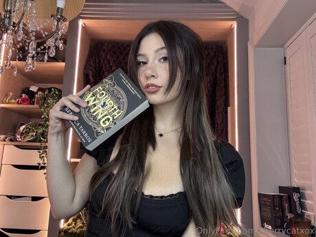 Cherrycatxox model top pic