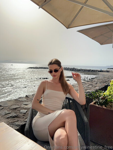 Amywinestine model erotic picture