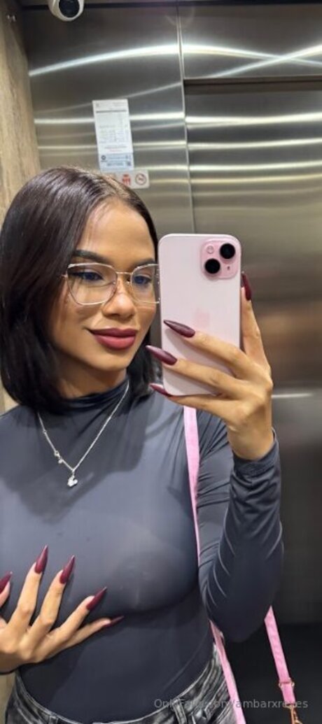 Ambarxreyes naked model photo