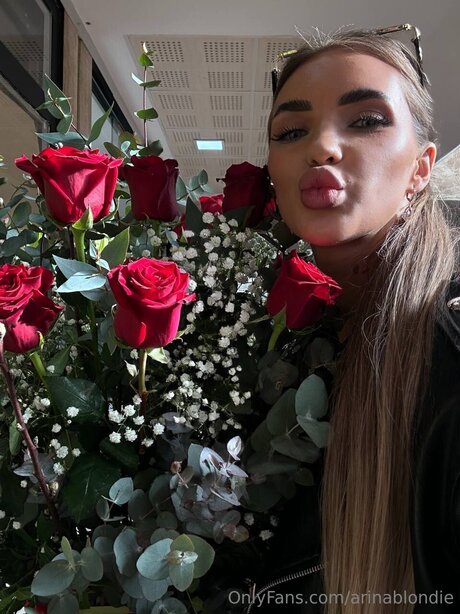 Arinablondie model nude picture