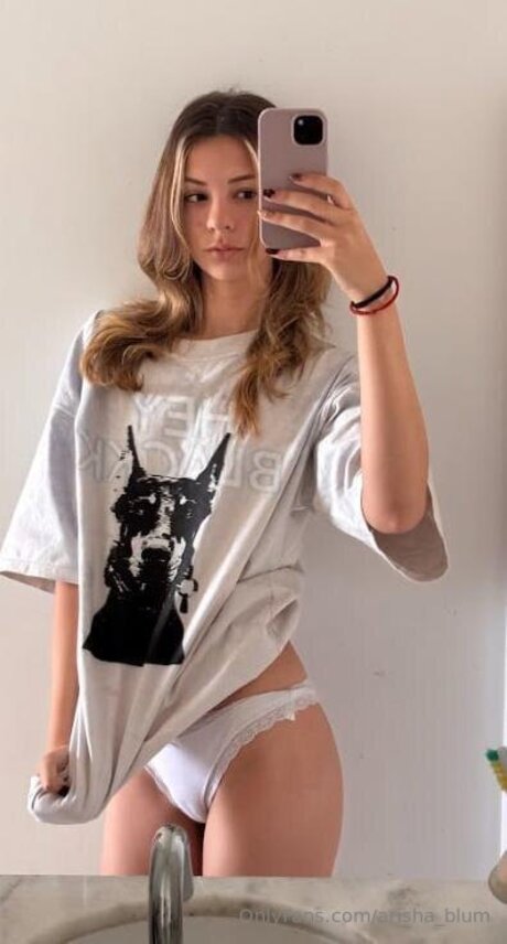 Arisha Blum pretty star pictures