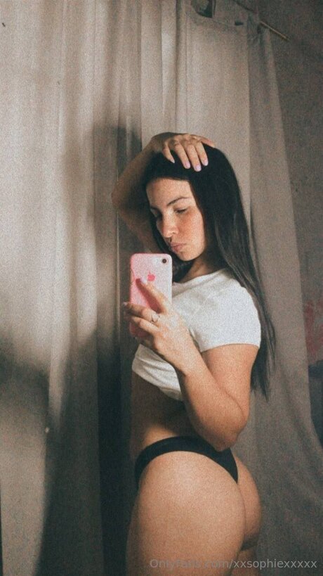 Xxsophiexxxxx naked pornstar image