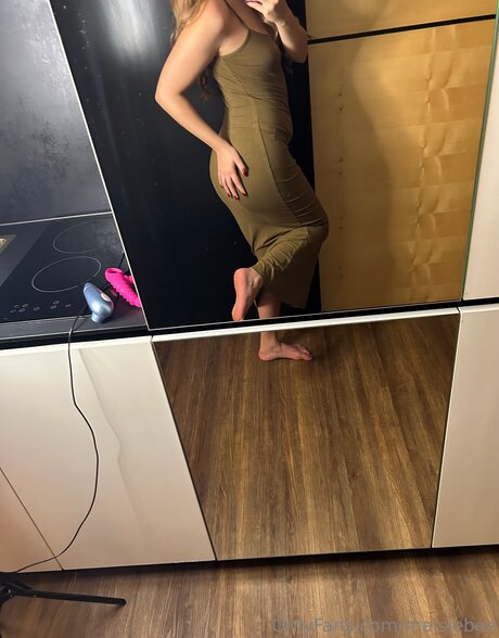 Maisiebee erotic model photo