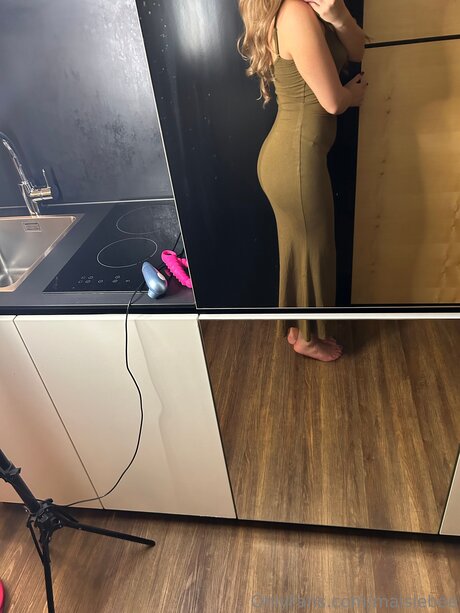 Maisiebee sexy pornstar img