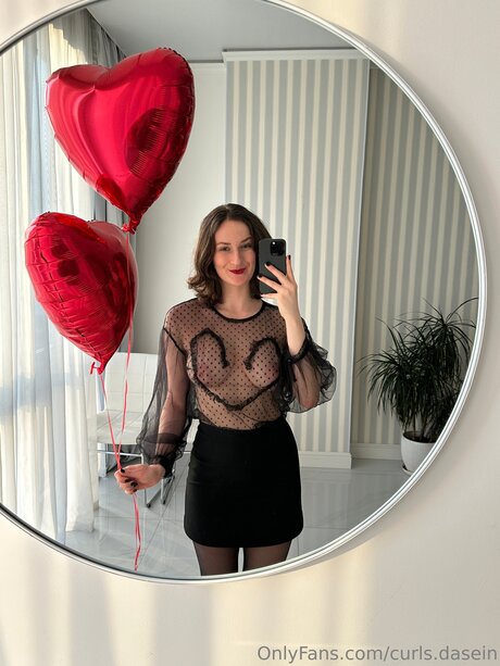 Curls Dasein model perfect pictures