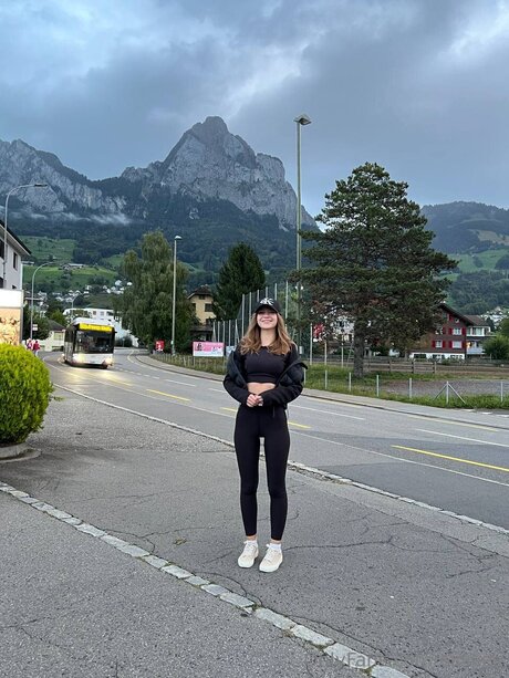 Elisees high quality model pic