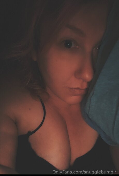 Snugglebumgirl model erotic photo