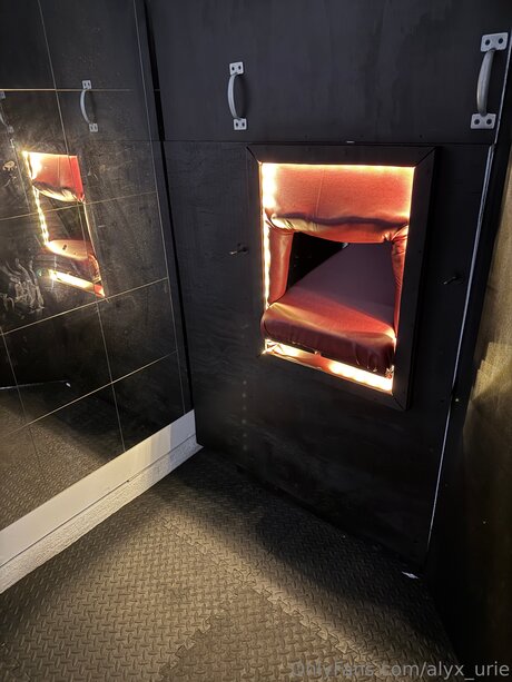 Alyx Urie model beautiful gallery