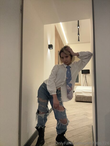 Little Evelyn nude star photo