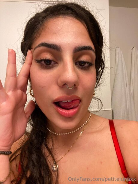 Petitelunaxx exclusive pornstar img
