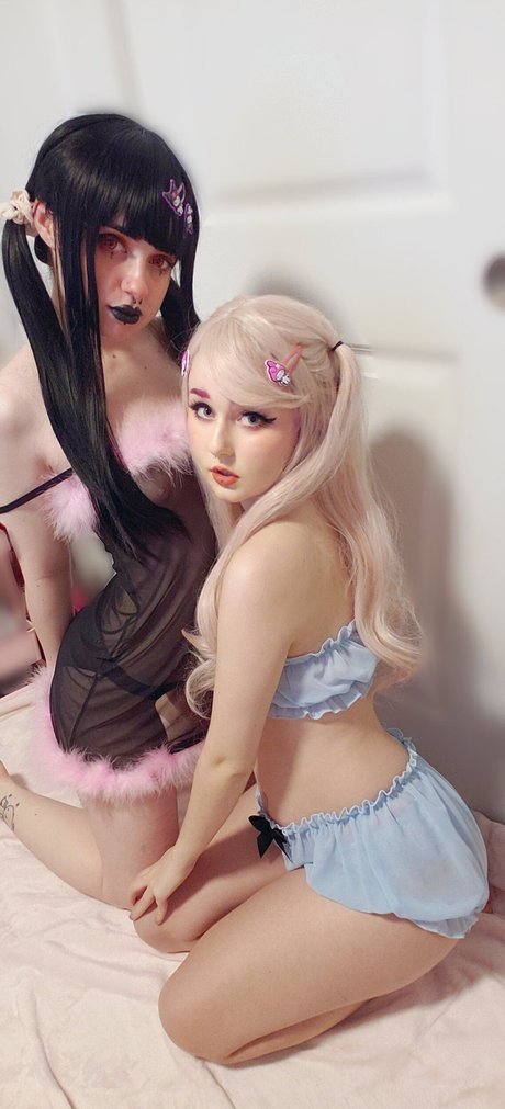 Peachie Sweetie nude model photos