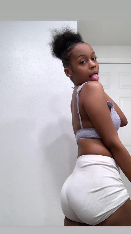 xxitsyummy high quality model photo