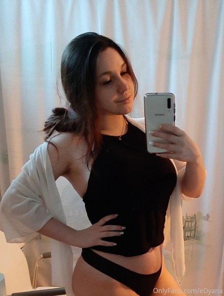 Junie Dyana star hot photo