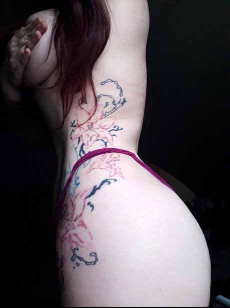 Junie Dyana naked pornstar img