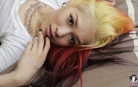 mahnee model nude photo